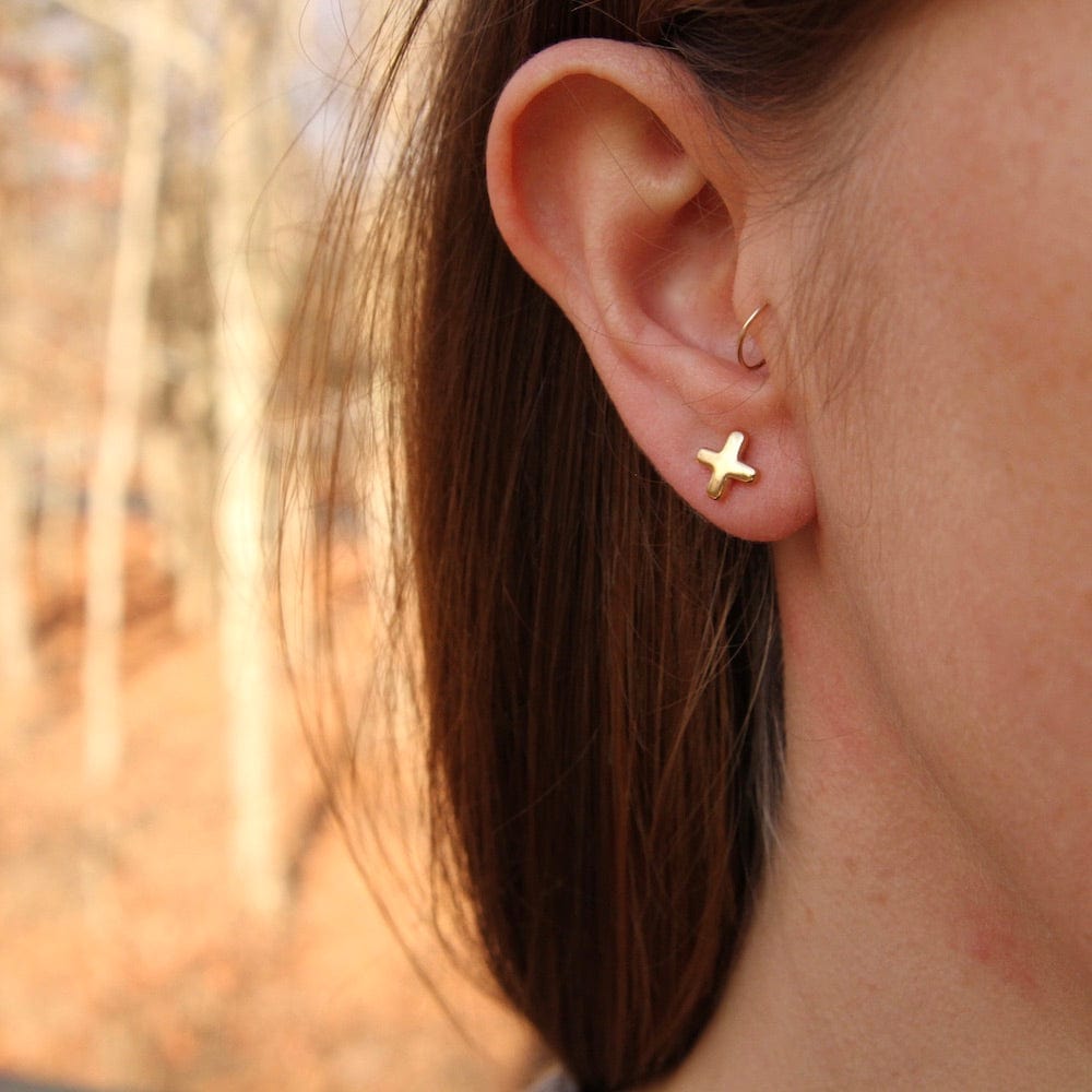 Kiss Hug Studs in Gold Kiss Hug Studs in Gold