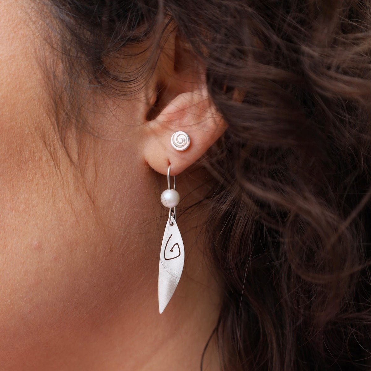 EAR Elongated Matte Silver Earrings with Cut-Out and Pearl