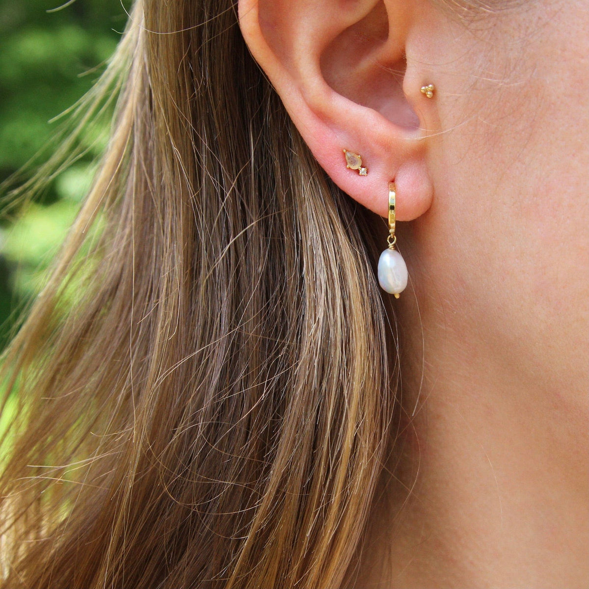 Gold Pearl Mini Hoop Earrings – Dandelion Jewelry