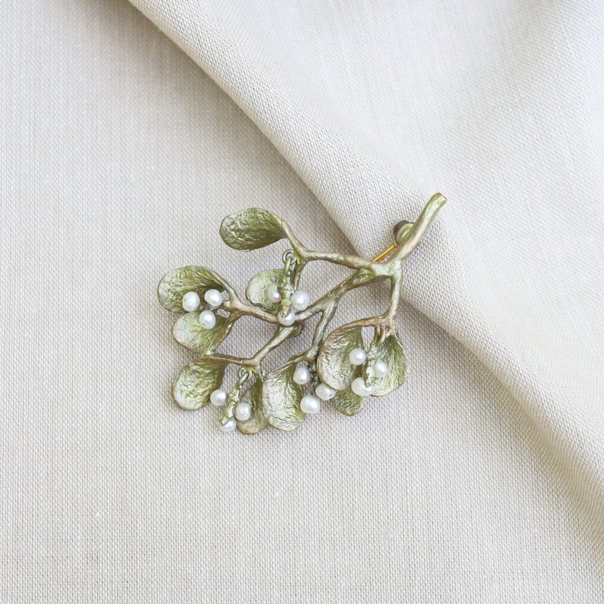 Catch Me Under the Mistletoe, magnetic brooch