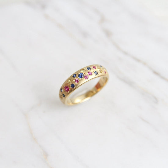 RING-18K Tapered Multi Sapphire Band