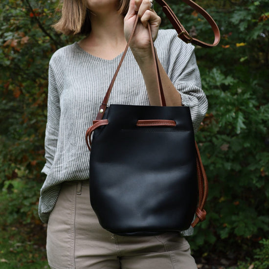 BAG The Ana Bucket in Black with Cognac