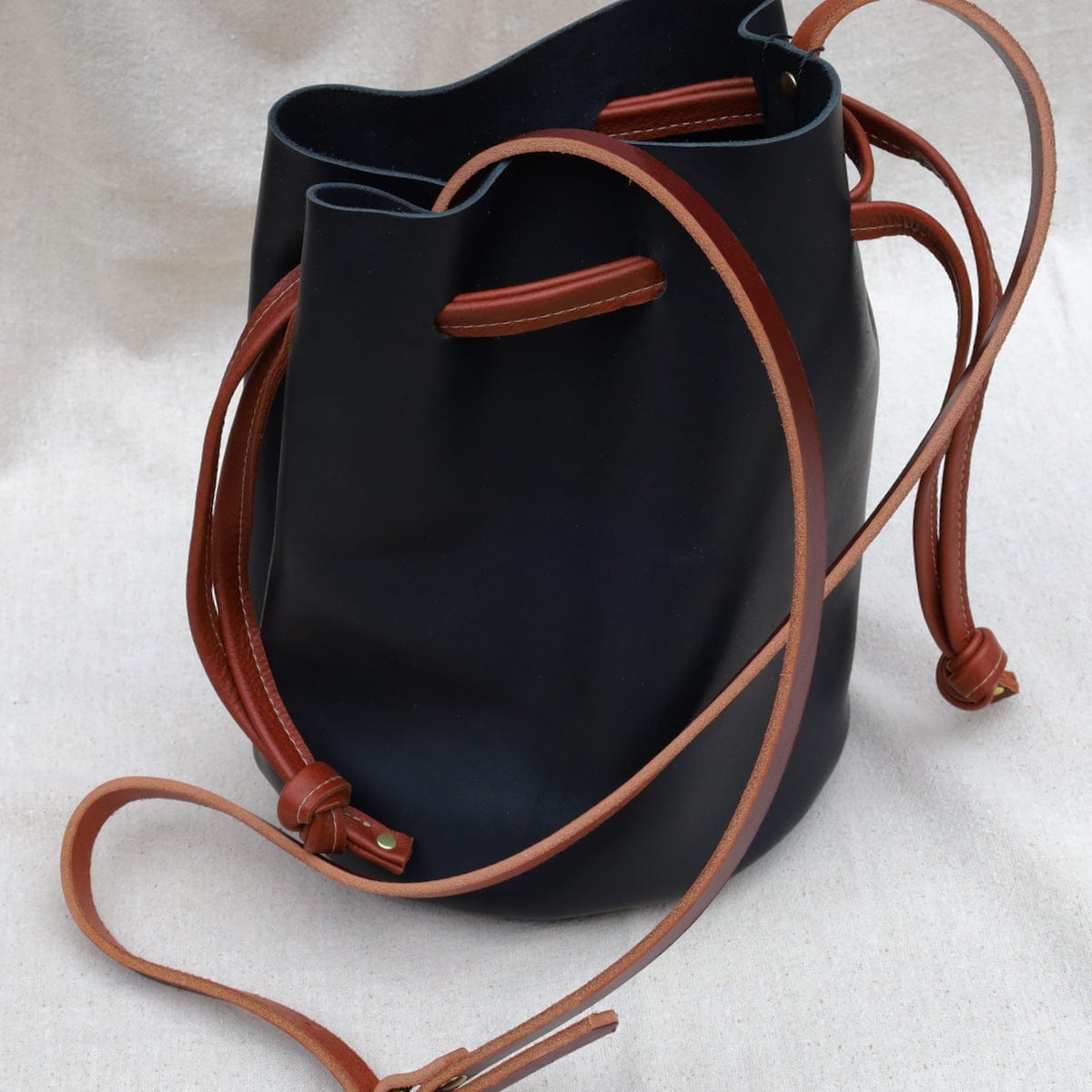 BAG The Ana Bucket in Black with Cognac