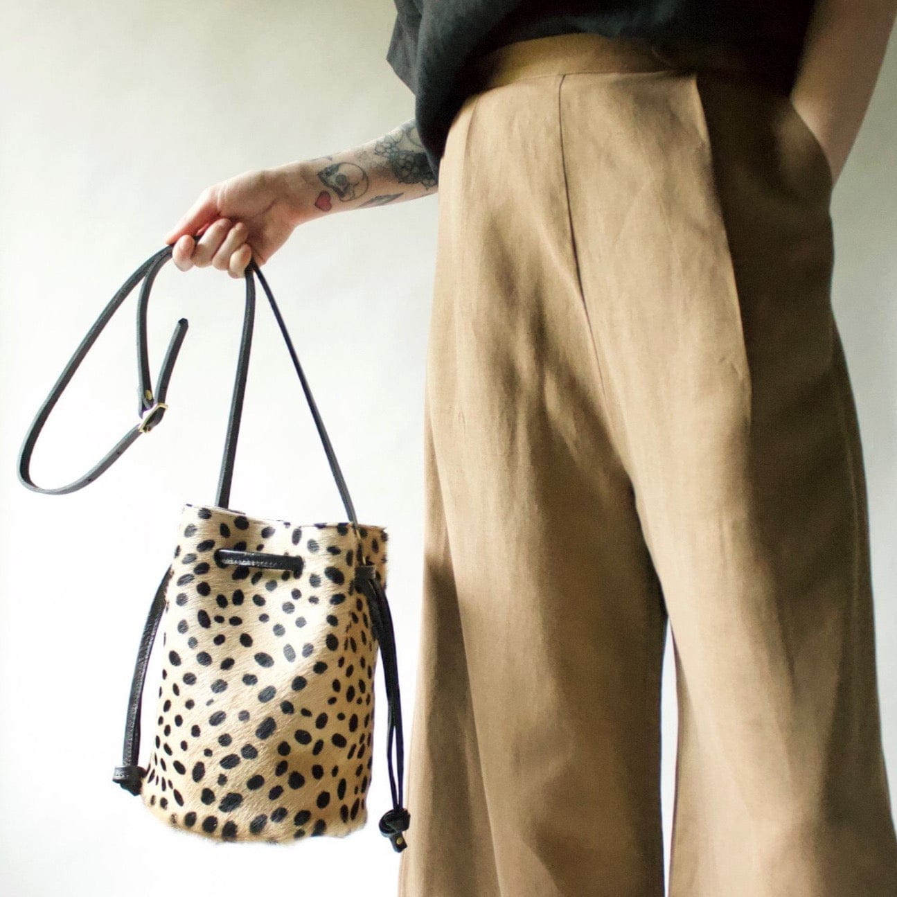 BAG The Ana Bucket in Cheetah with Black
