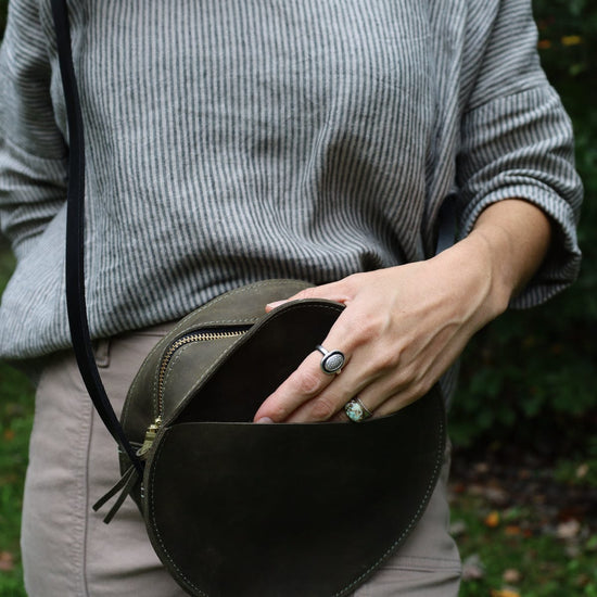 BAG The Marina with Front Pocket in Juniper and Black