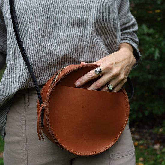 BAG The Marina with Front Pocket in Whiskey and Black