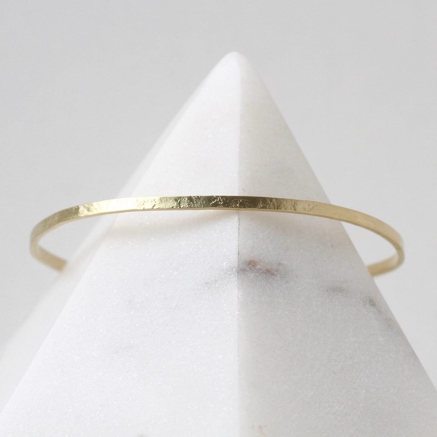 Load image into Gallery viewer, BRC-18K 18k 2mm Parchment Cuff with Kelp Clasp

