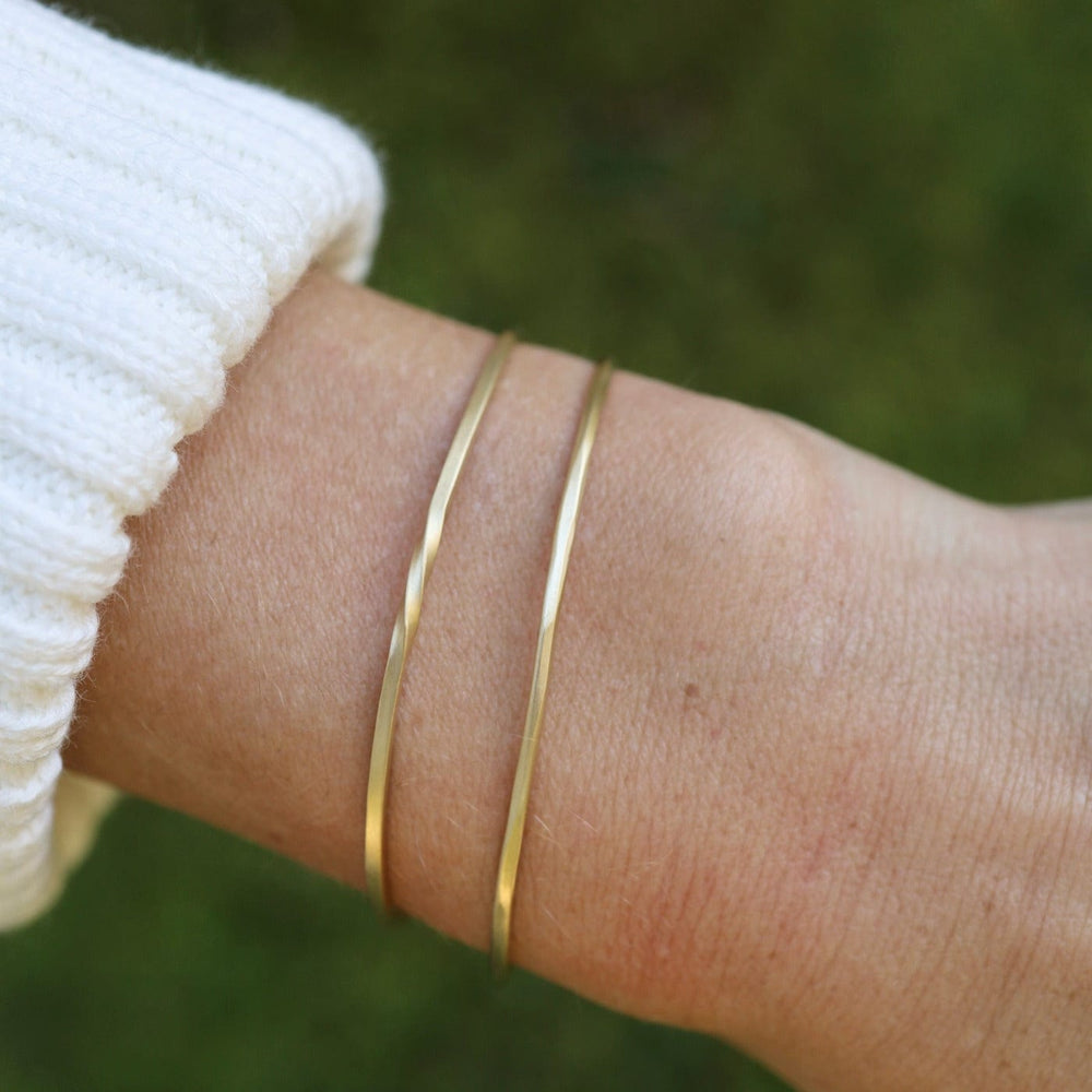 BRC-18K 18k Yellow Gold Simple Bias Cuff with Safety Chain