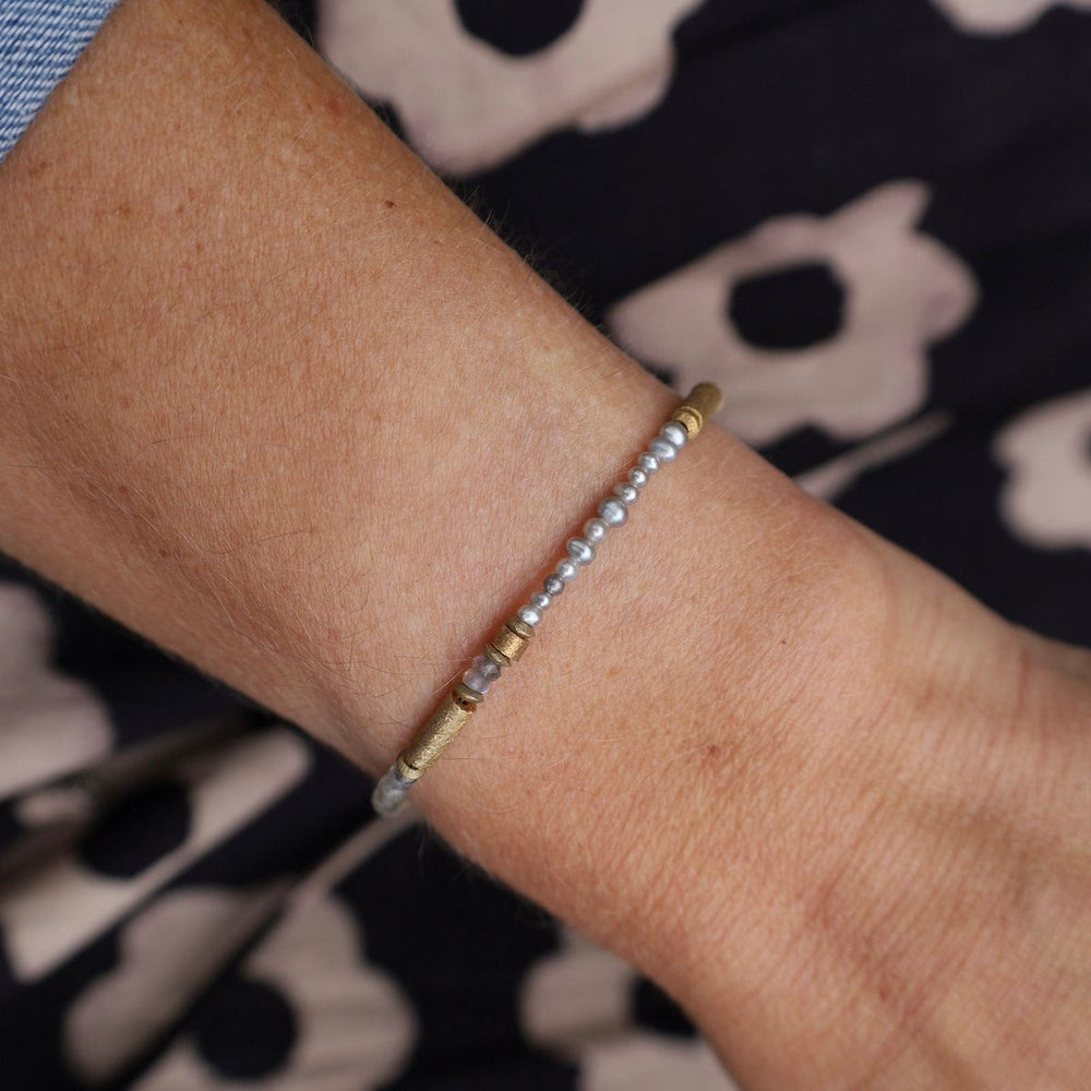 
                      
                        BRC-GPL Labradorite & Grey Pearl Bracelet
                      
                    