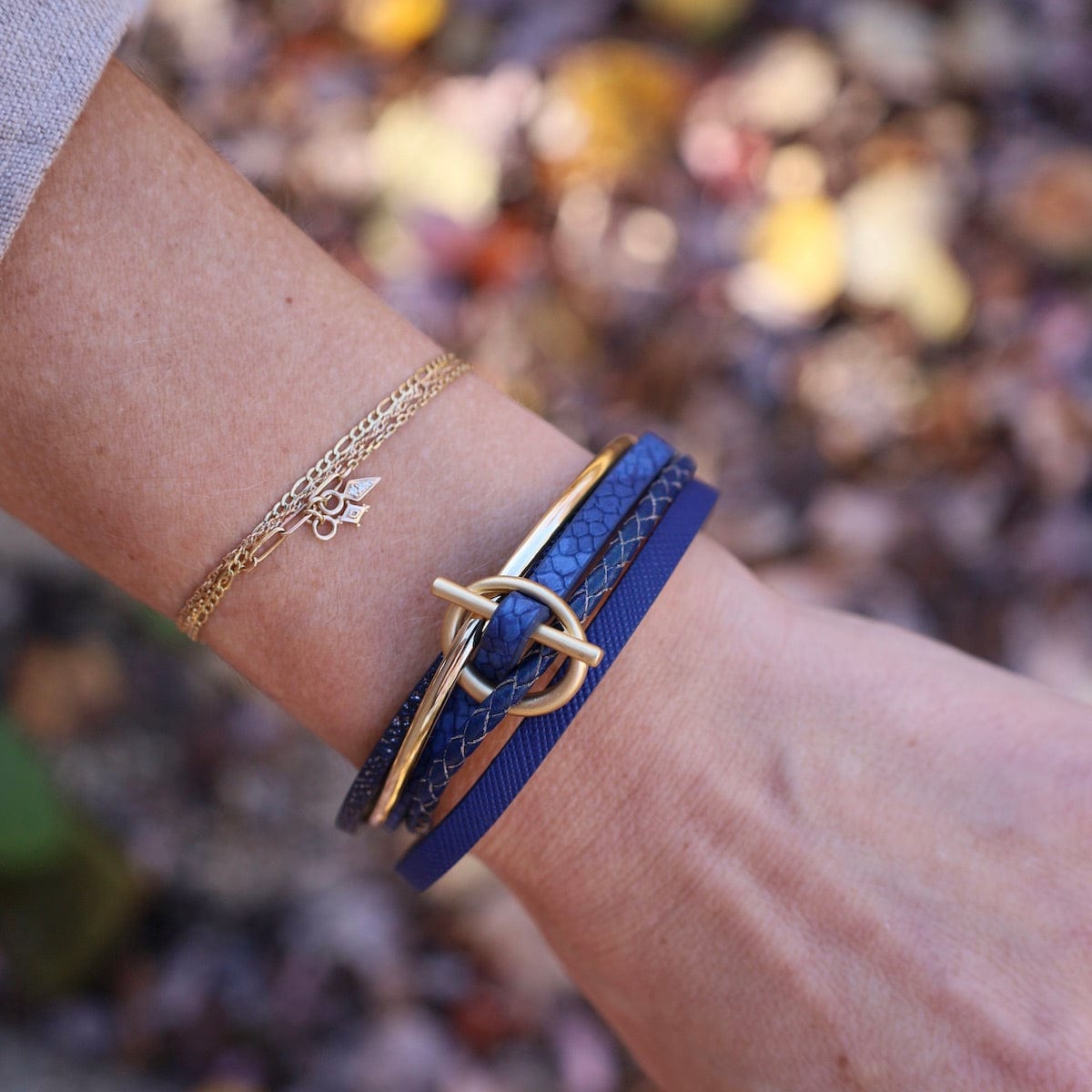 BRC-JM Matte Gold Cirlce Bar Blue Bracelet