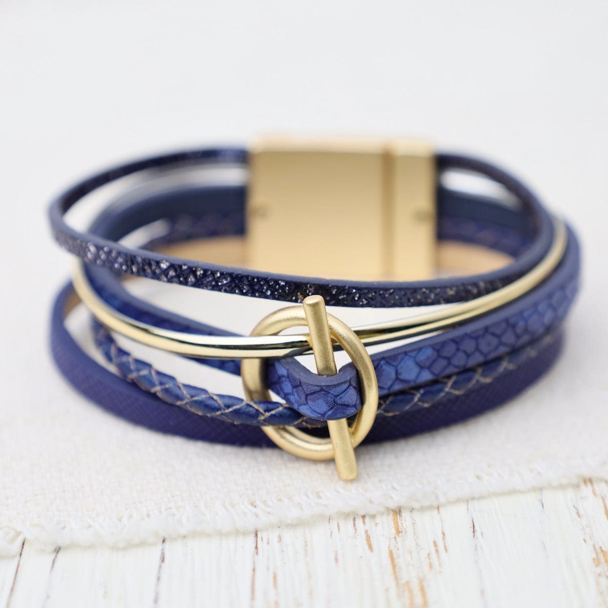 BRC-JM Matte Gold Cirlce Bar Blue Bracelet