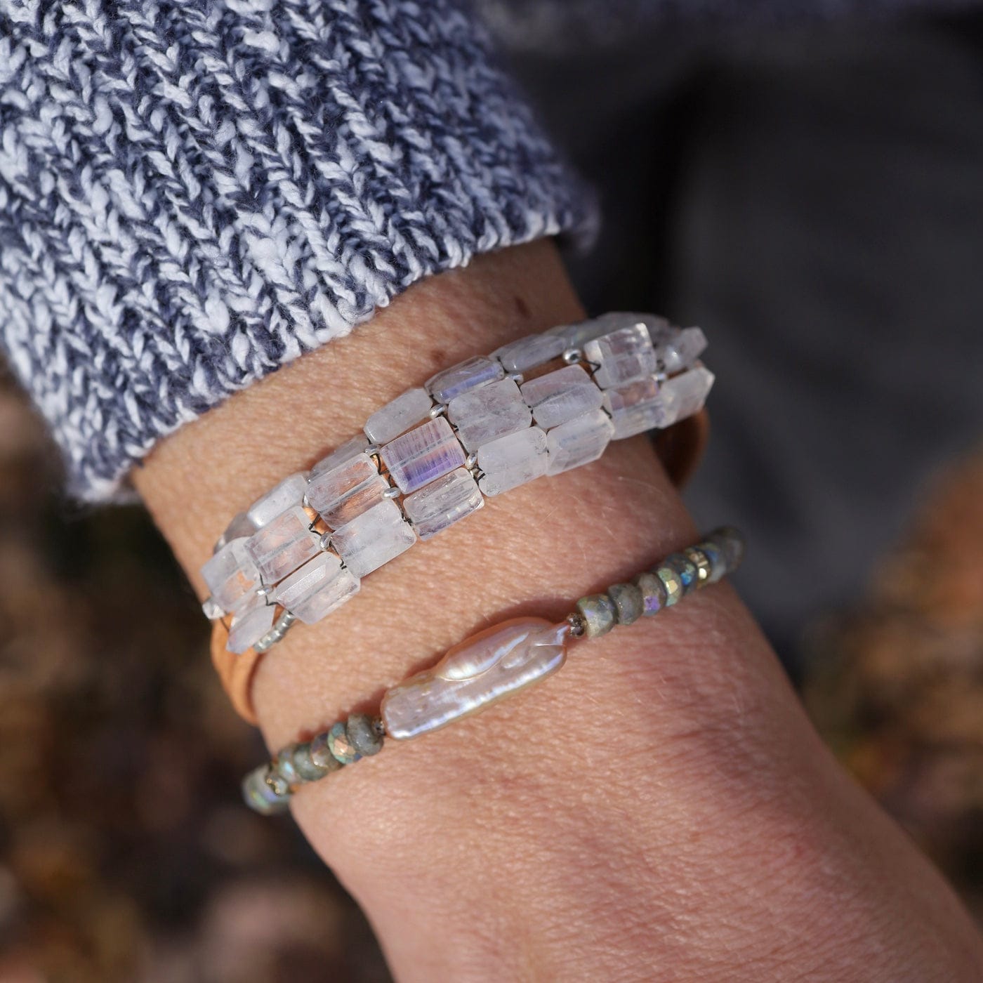 BRC-JM Mystic Labradorite with Center Stick Pearl 2mm But