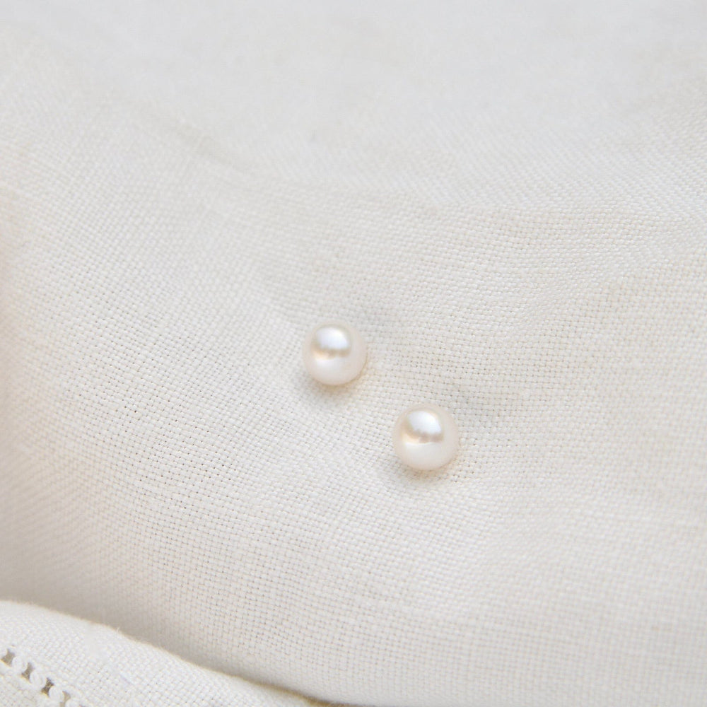 
                      
                        EAR-14K 14k 5mm White Pearl Stud
                      
                    