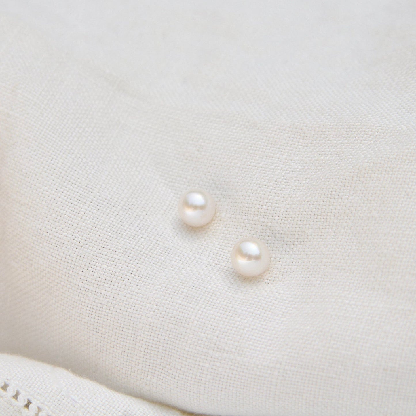 Load image into Gallery viewer, EAR-14K 14k 5mm White Pearl Stud
