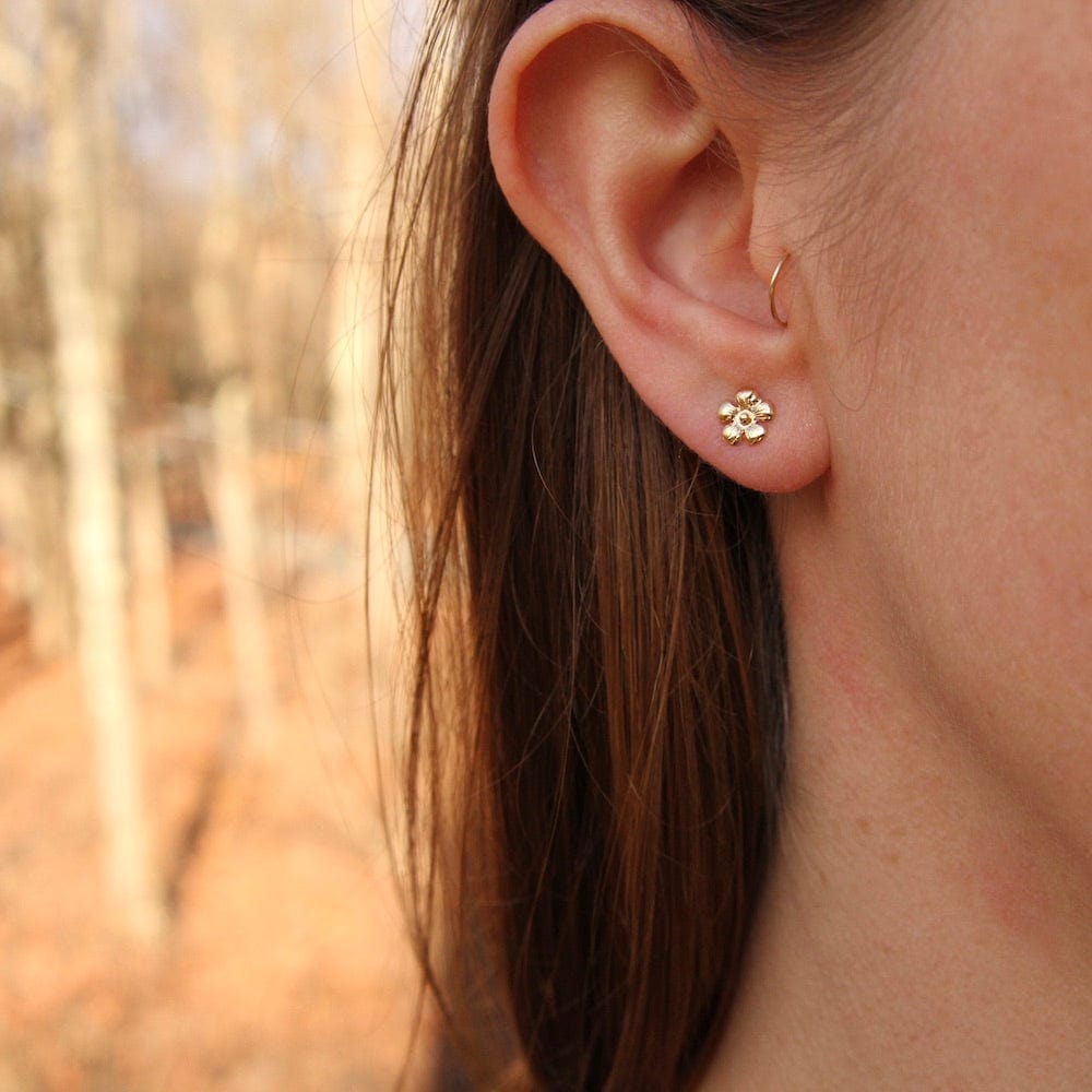 14K Gold Small Daisy Flower Post Earrings
