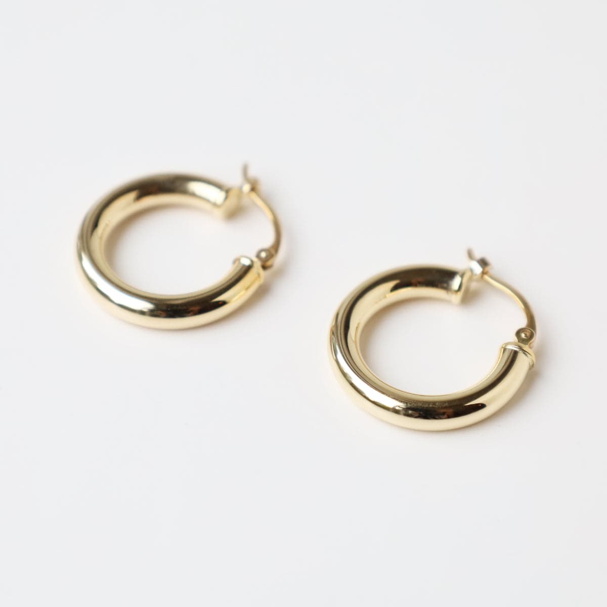 Load image into Gallery viewer, EAR-14K 14k Yellow Gold 3x18mm Tube Hoop
