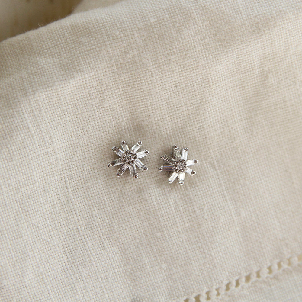 
                  
                    EAR-18K 18k White Gold Small Diamond Starburst Post Earring
                  
                