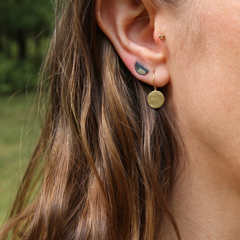 EAR-18K Gilded Half Lily Stud