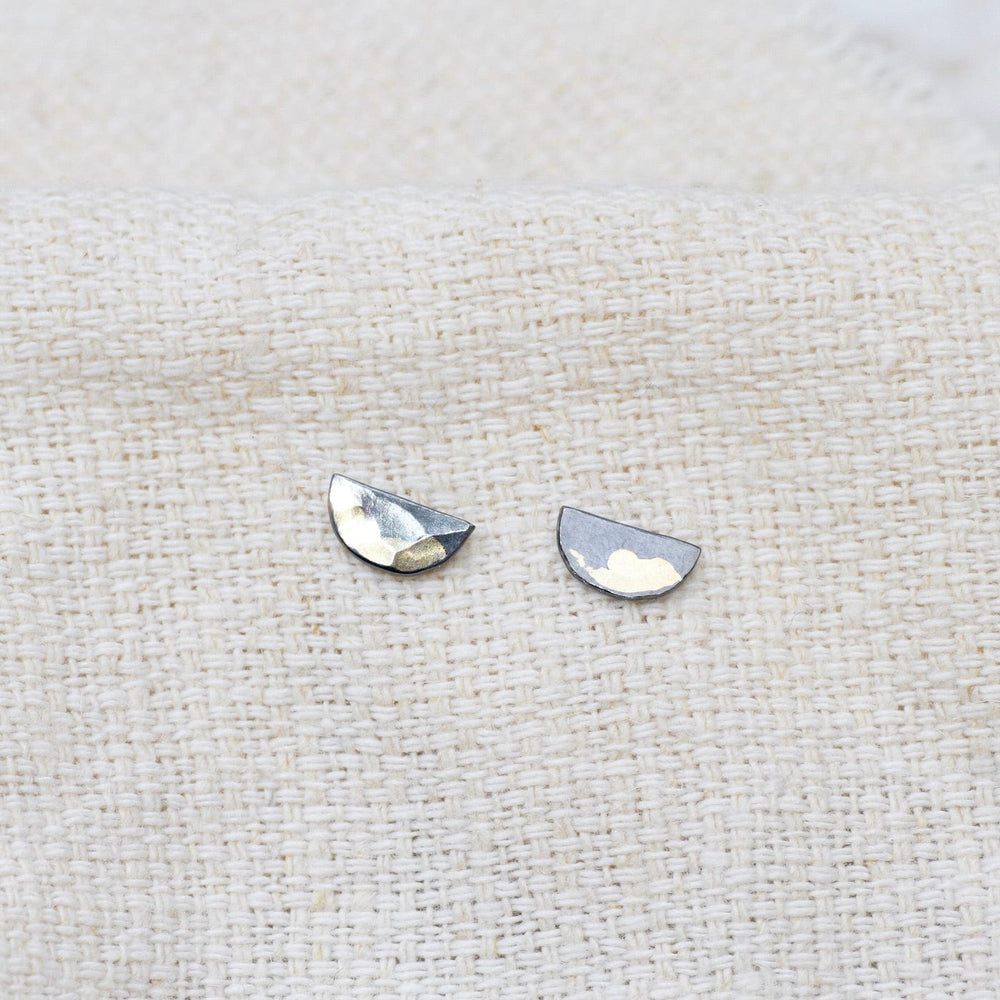 
                  
                    EAR-18K Gilded Half Lily Stud
                  
                