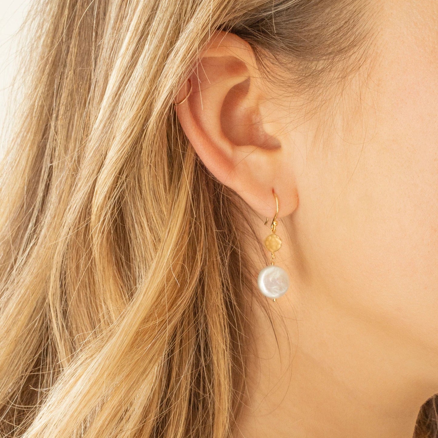EAR-18K Hammered Disc Drop with Coin Pearl Earring