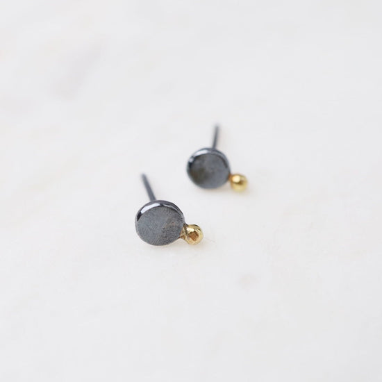 EAR-18K Hammered Dot Stud with Gold Ball