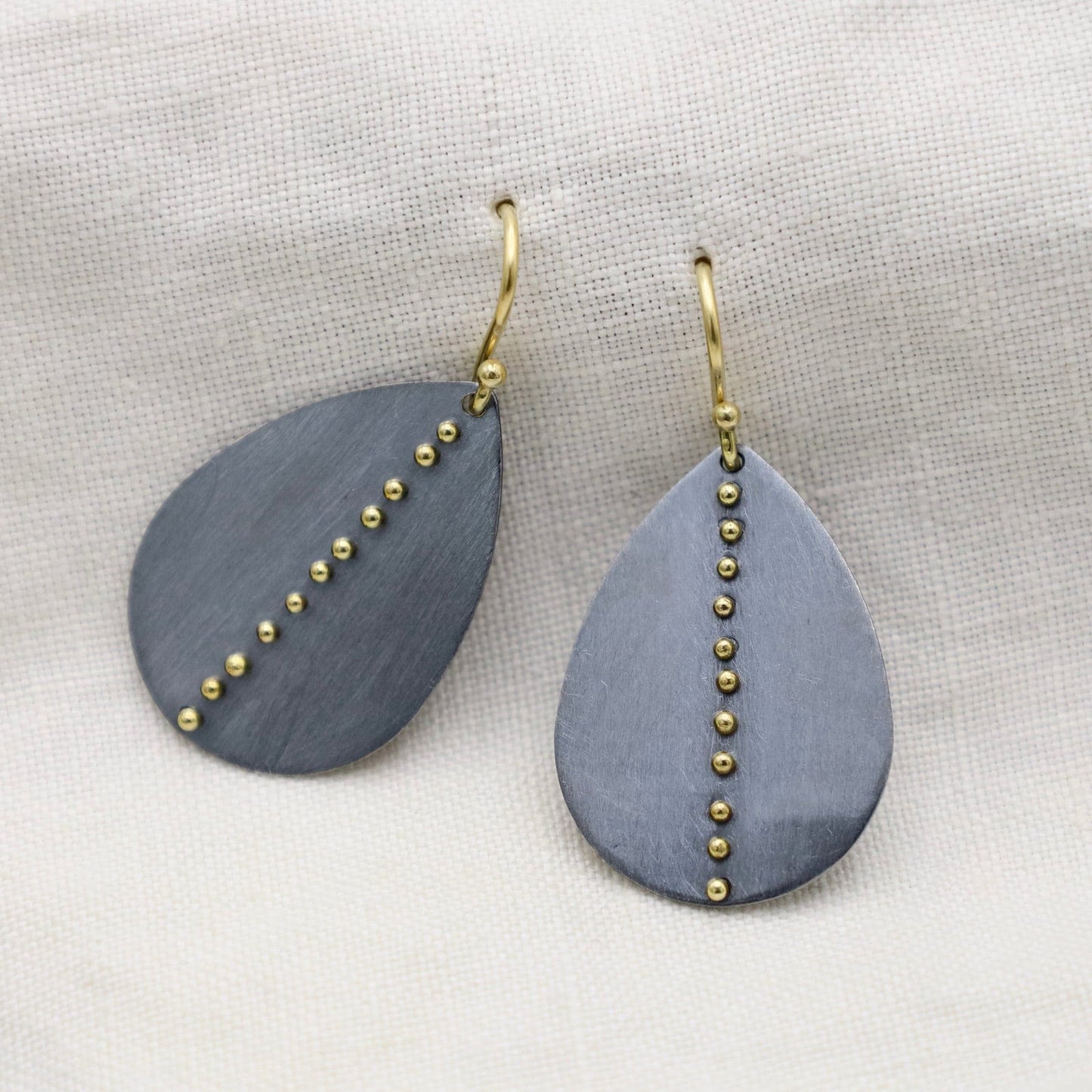 EAR-18K Linear Dot Leaf Earrings