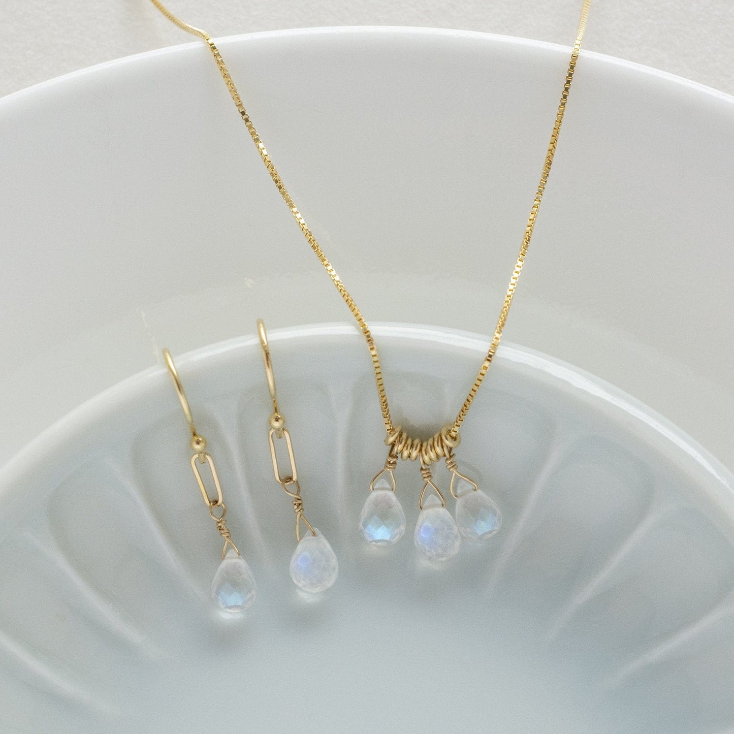 EAR-18K Moonstone Paper Clip Earrings