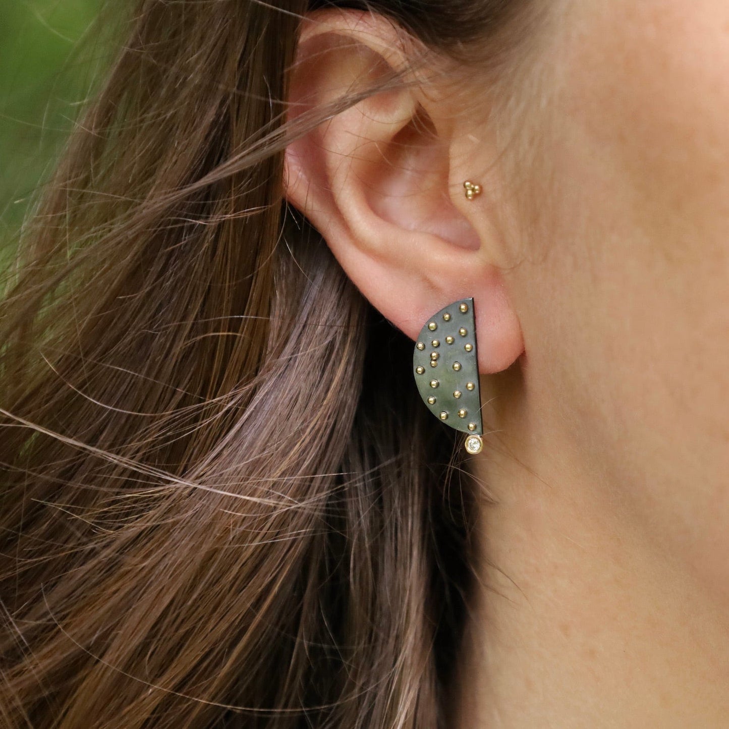 Load image into Gallery viewer, EAR-18K Third Quarter Studs Earrings
