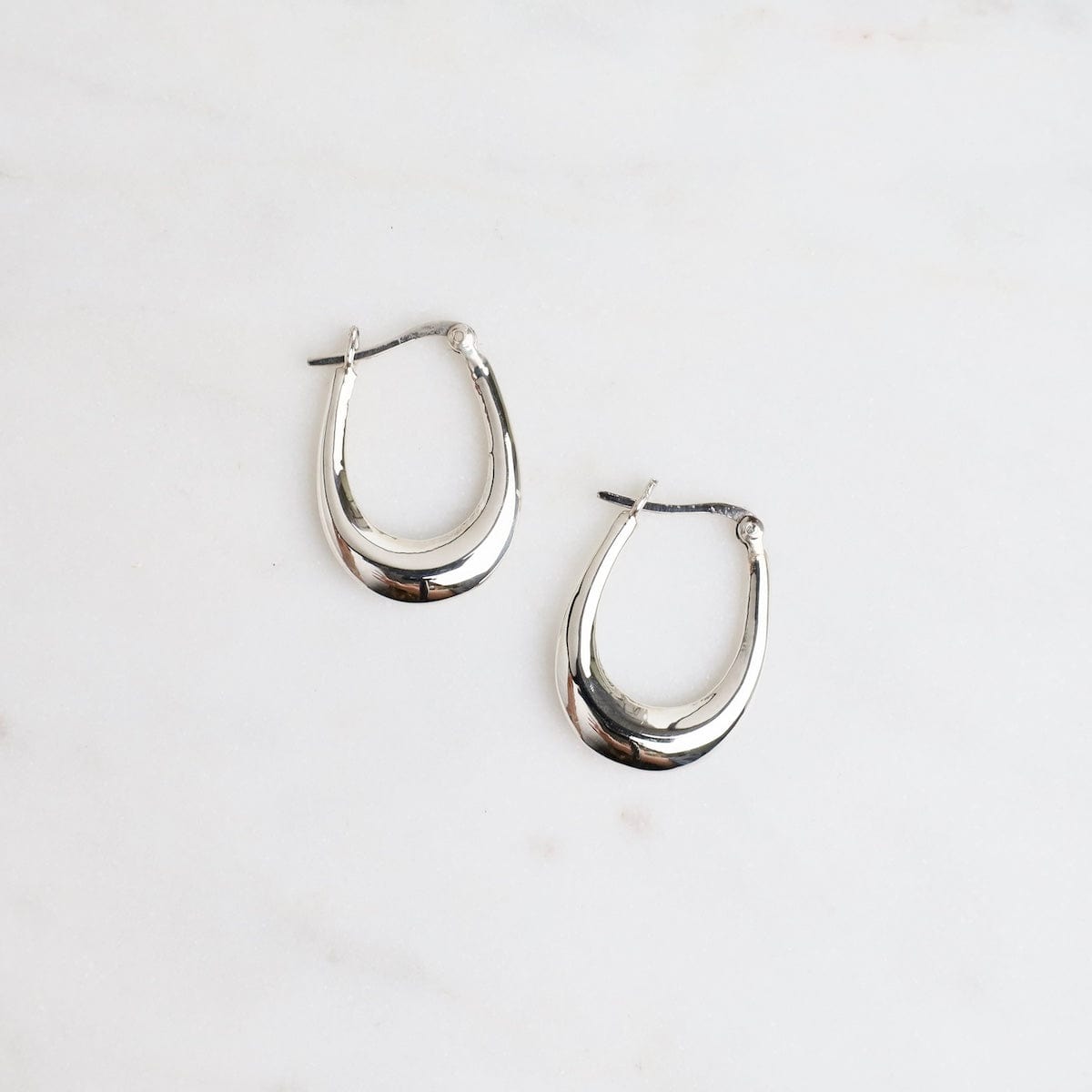 EAR 2.5x18mm Oval Latch Hoop