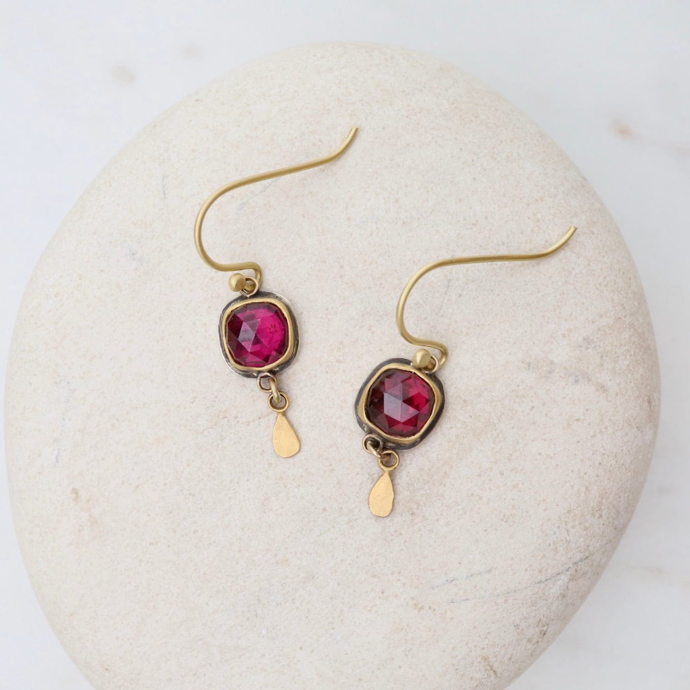 GOLD AND SILVER GARNET DROP EARRINGS. Jewellery & Gemstones - Earrings -  Auctionet