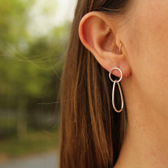 EAR Circle Post With Oval Drop