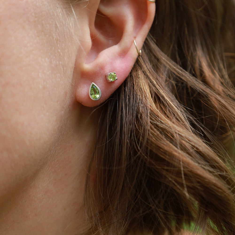 EAR Dewdrop Peridot Post Earring