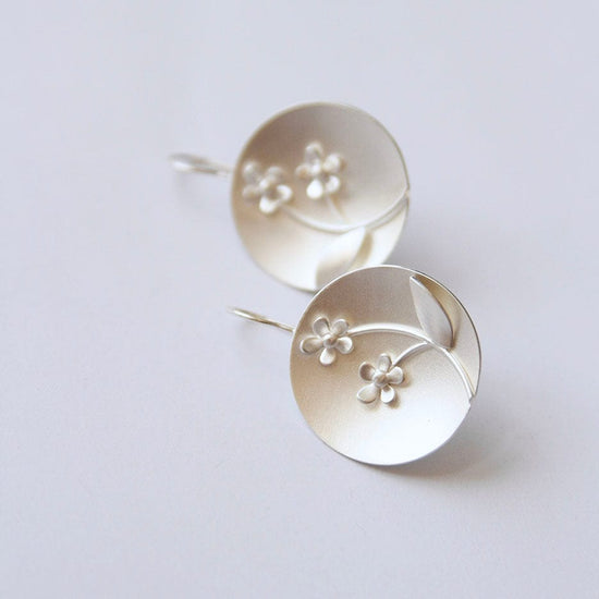 EAR Forget Me Knot Disk Earring