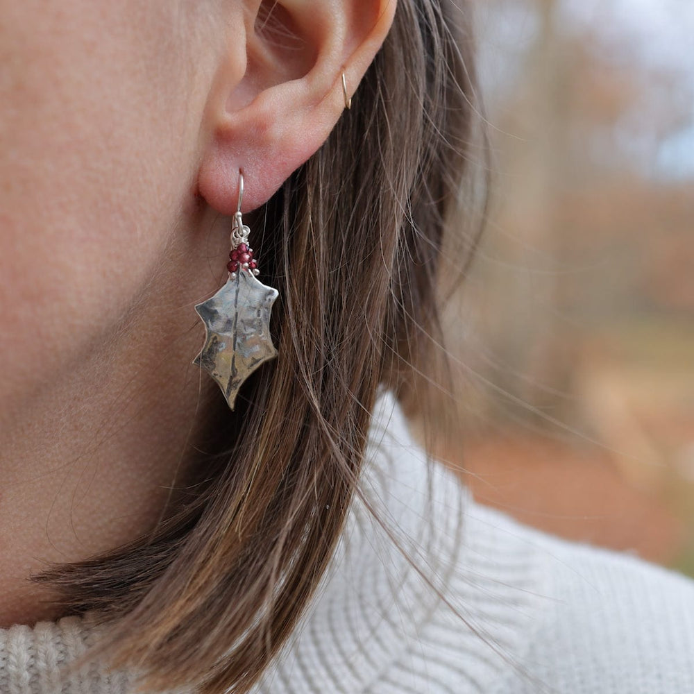 
                      
                        EAR Garnet Beads Holly Leaf Earrings
                      
                    