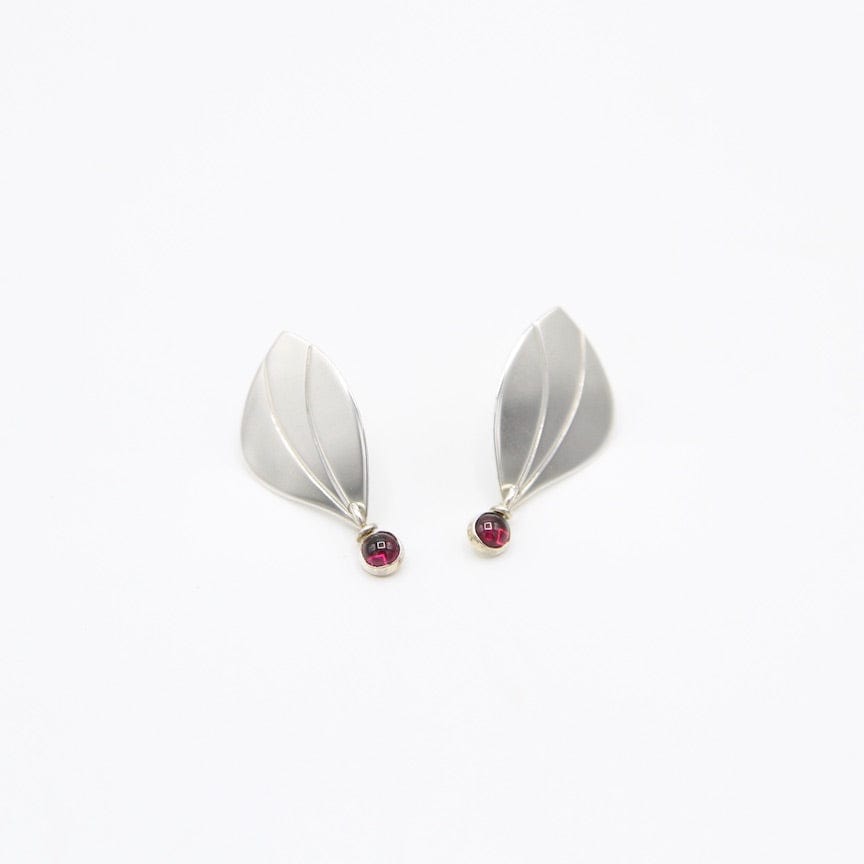 
                      
                        EAR Garnet & Silver Leaf Post Earring
                      
                    