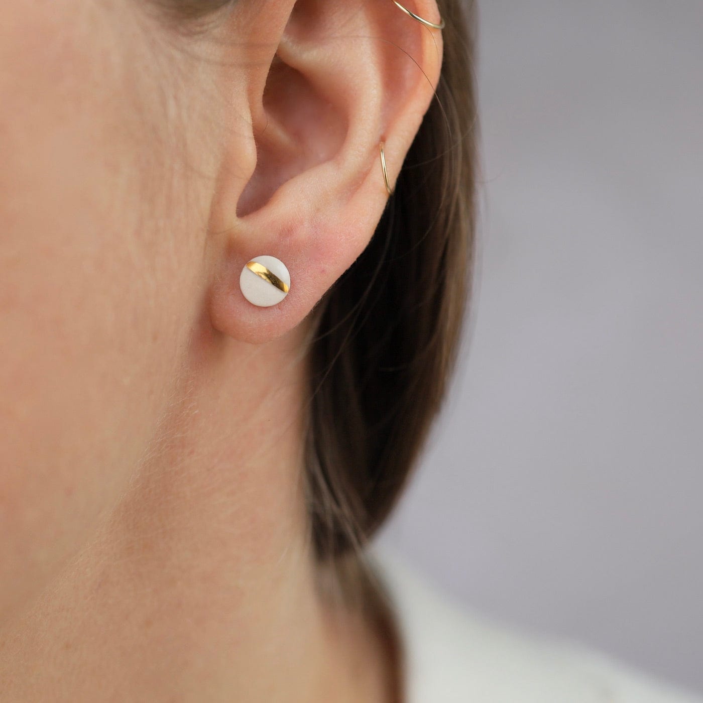 EAR-GF 22k Gold Striped Flat Porcelain Circle Studs - White