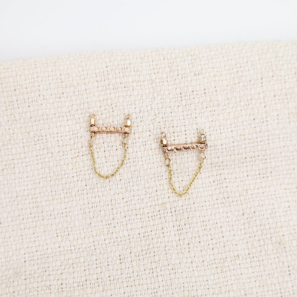 
                      
                        EAR-GF Bar Studs with Chain
                      
                    