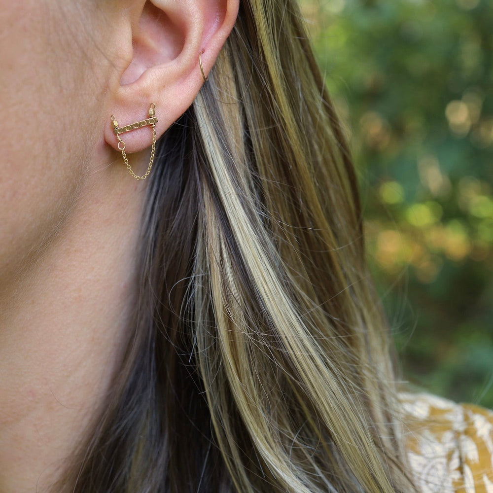 
                      
                        EAR-GF Bar Studs with Chain
                      
                    