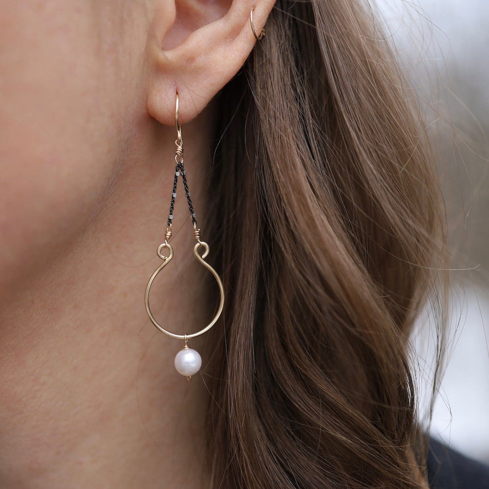 
                      
                        EAR-GF Black Chain & Gold and Pearl Drop Earring
                      
                    