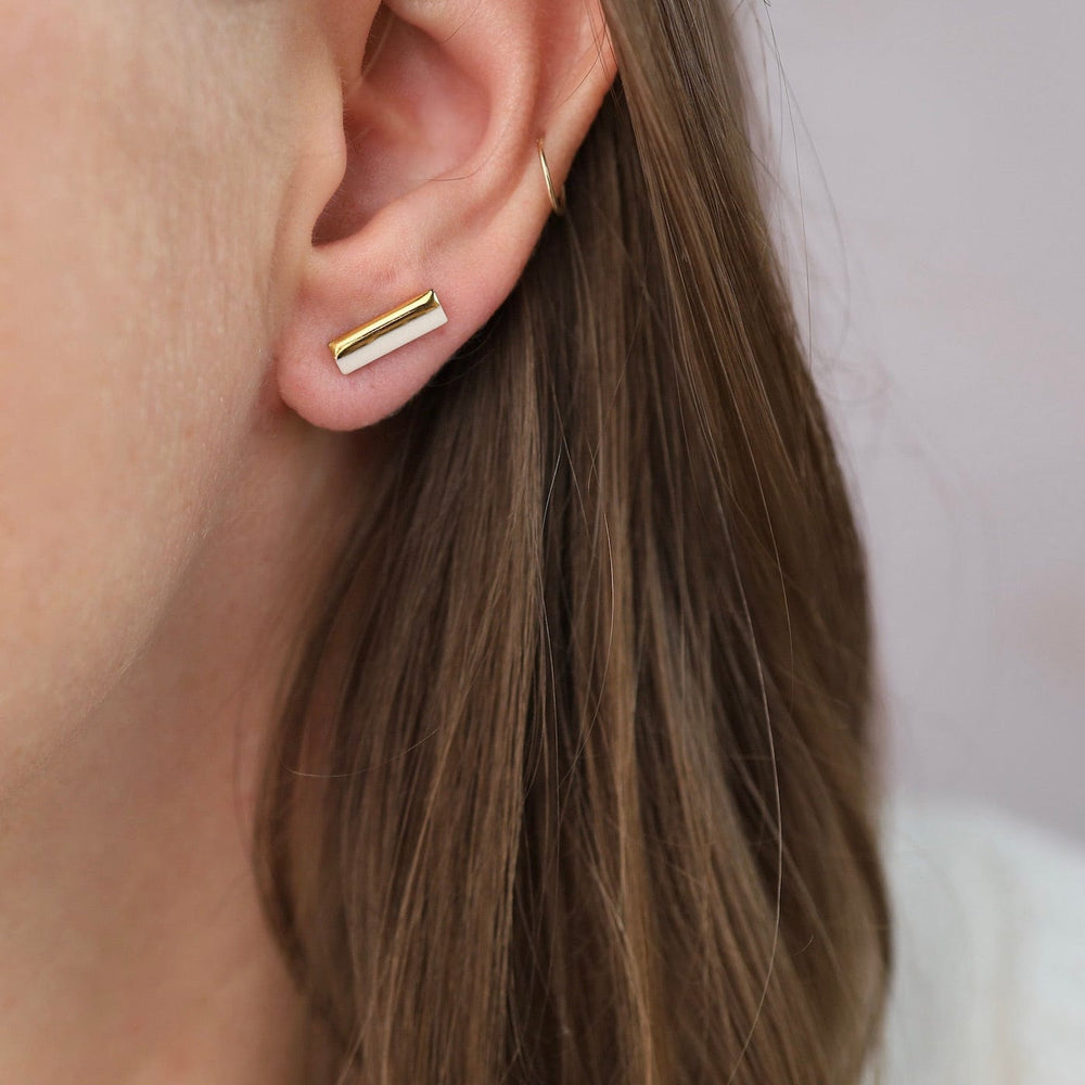 
                  
                    EAR-GF White Bar 2 Studs - Short
                  
                