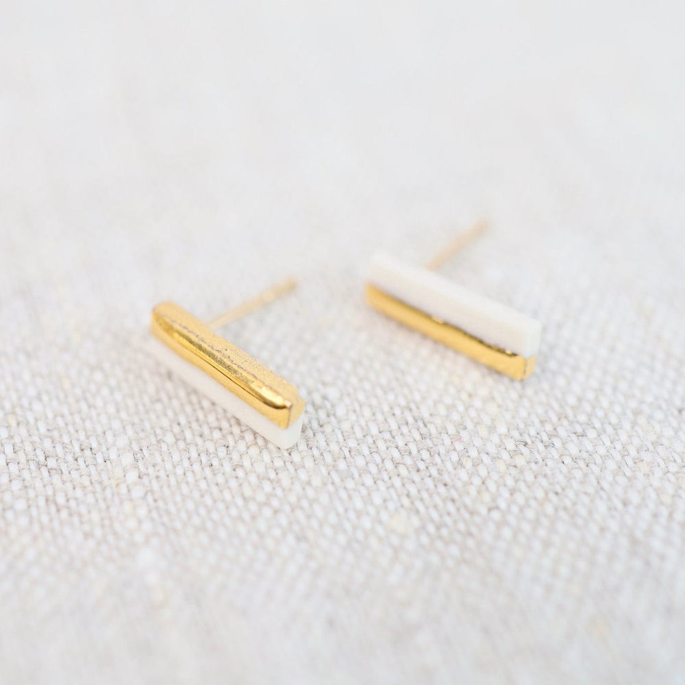 
                  
                    EAR-GF White Bar 2 Studs - Short
                  
                