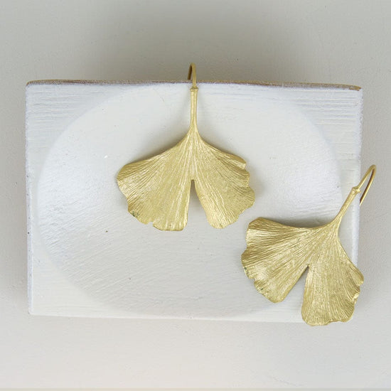 Load image into Gallery viewer, EAR GOLD PATINA GINGKO EARRING
