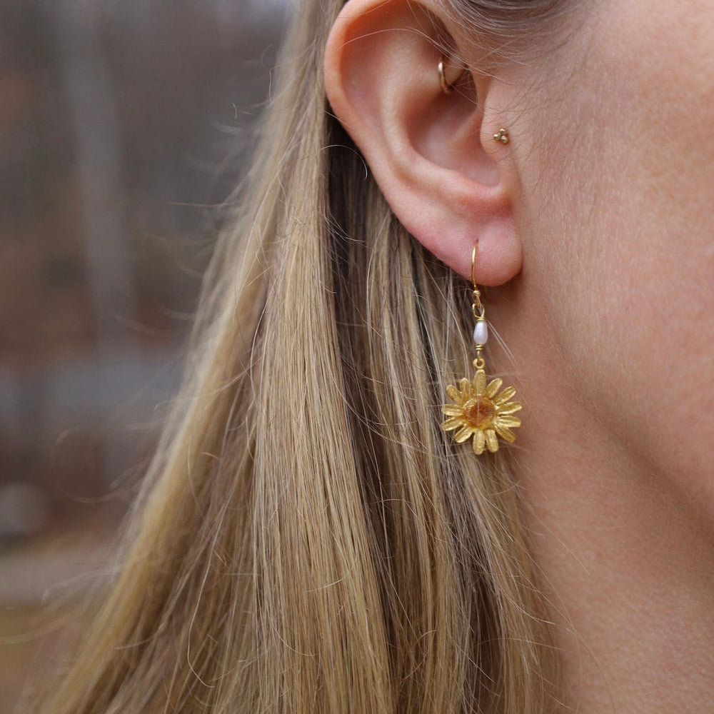 EAR Golden Daisy Wire Earrings with Pearls