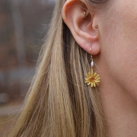 EAR Golden Daisy Wire Earrings with Pearls