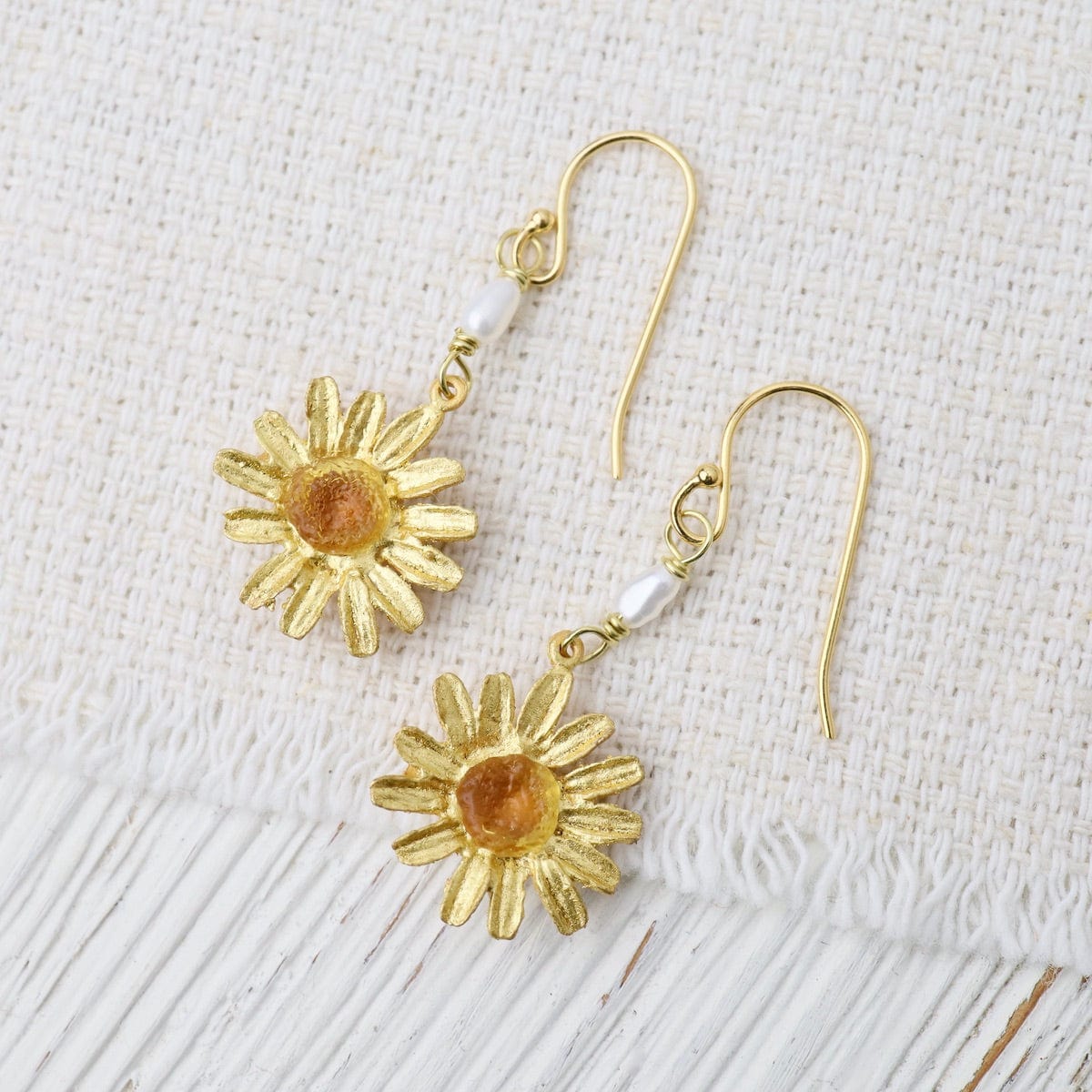 EAR Golden Daisy Wire Earrings with Pearls