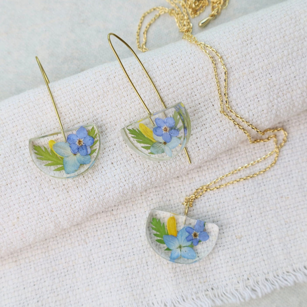 
                  
                    EAR-GPL Botanical Half Moon Mixed Flower Earrings
                  
                