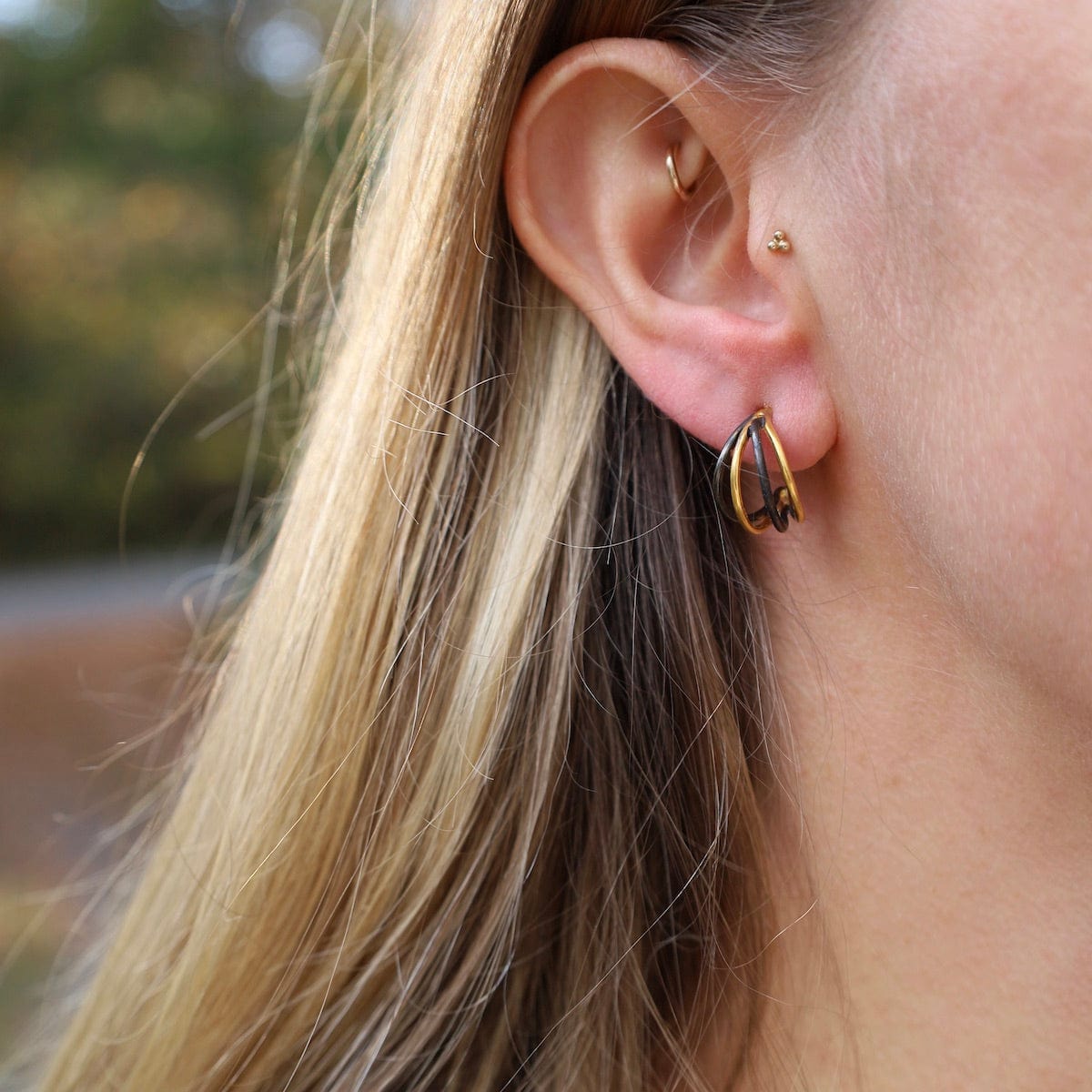 EAR-GPL Four Rounded Gold & Black Rhodium Lines Hoops