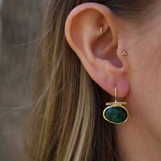 Load image into Gallery viewer, EAR-GPL Gold Bar Earring Green Tourmaline
