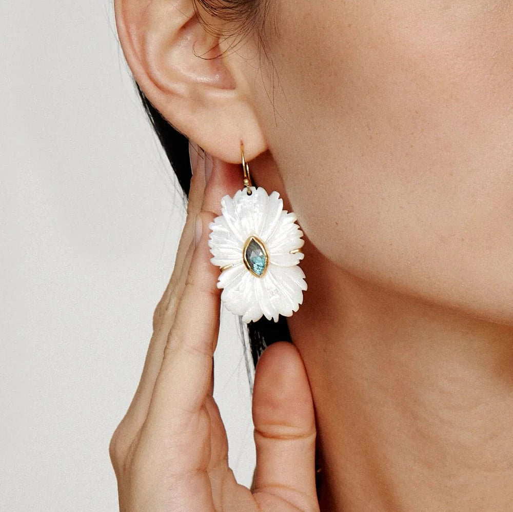 
                      
                        EAR-GPL Magnolia Earrings White Mop Mix
                      
                    