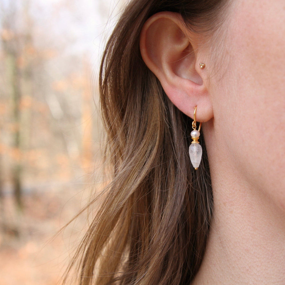 EAR-GPL Rainbow Moonstone & White Pearl Earring